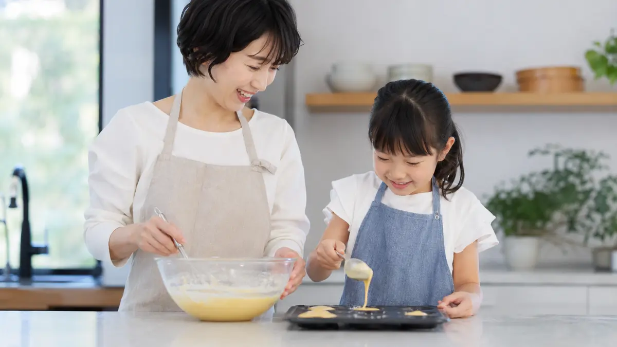初心者向けのマドレーヌを親子で簡単に作る日本人の母娘